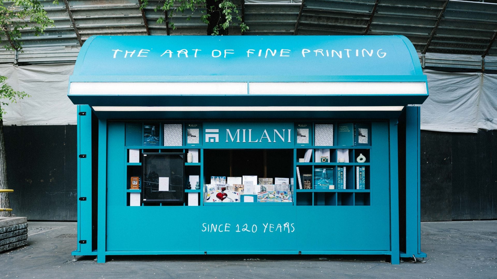 Gadget gratis alla Milano Design Week 2026: cosa "scroccare" tra tote bag, stampe edizione limitata, aperitivi