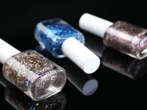 Smalti glitterati vietati dall’1 maggio 2026: sono potenzialmente cancerogeni