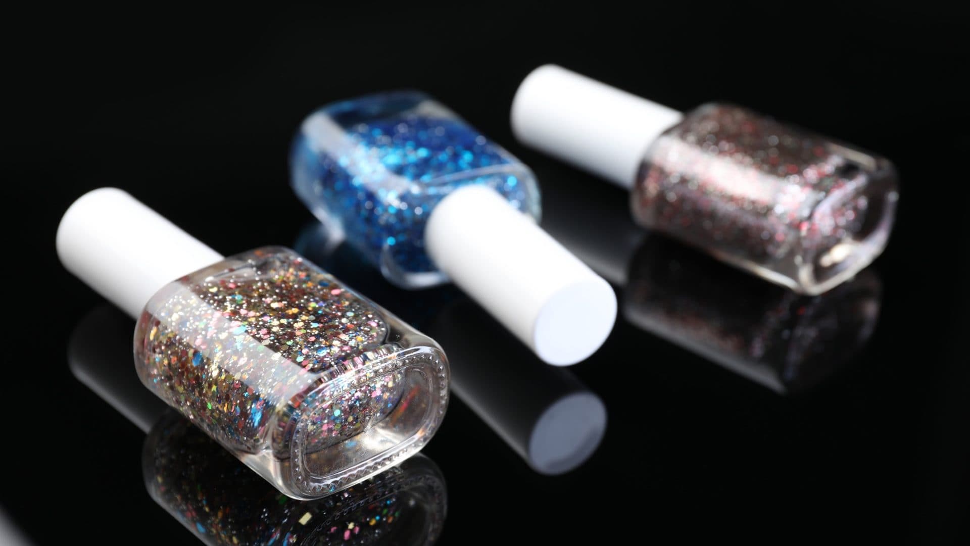 Smalti glitterati vietati dall'1 maggio 2026: sono potenzialmente cancerogeni