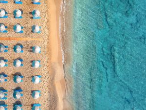 La Grecia libera 251 spiagge da lettini e ombrelloni: quali sono le nuove regole da seguire nei luoghi protetti