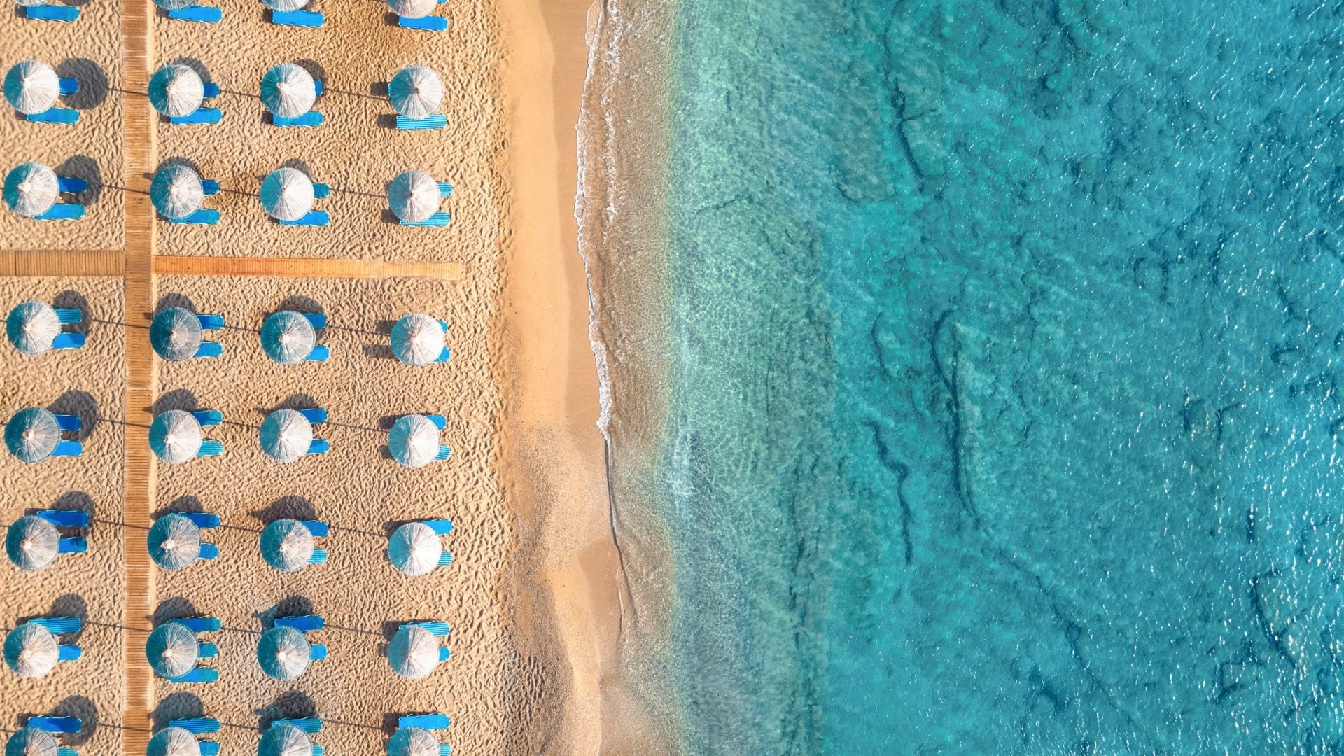 La Grecia libera 251 spiagge da lettini e ombrelloni: quali sono le nuove regole da seguire nei luoghi protetti