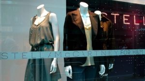 H&M prova a salvarsi con Stella McCartney in piena crisi, con chiusura di 160 negozi