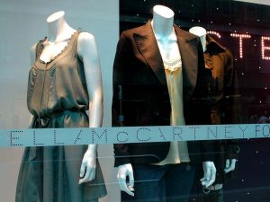H&M prova a salvarsi con Stella McCartney: nuova collezione svelata in piena crisi, con chiusura di 160 negozi