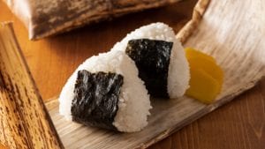 I simboli nascosti negli onigiri, i triangolini di riso che in Giappone si mangiano da oltre 200 anni