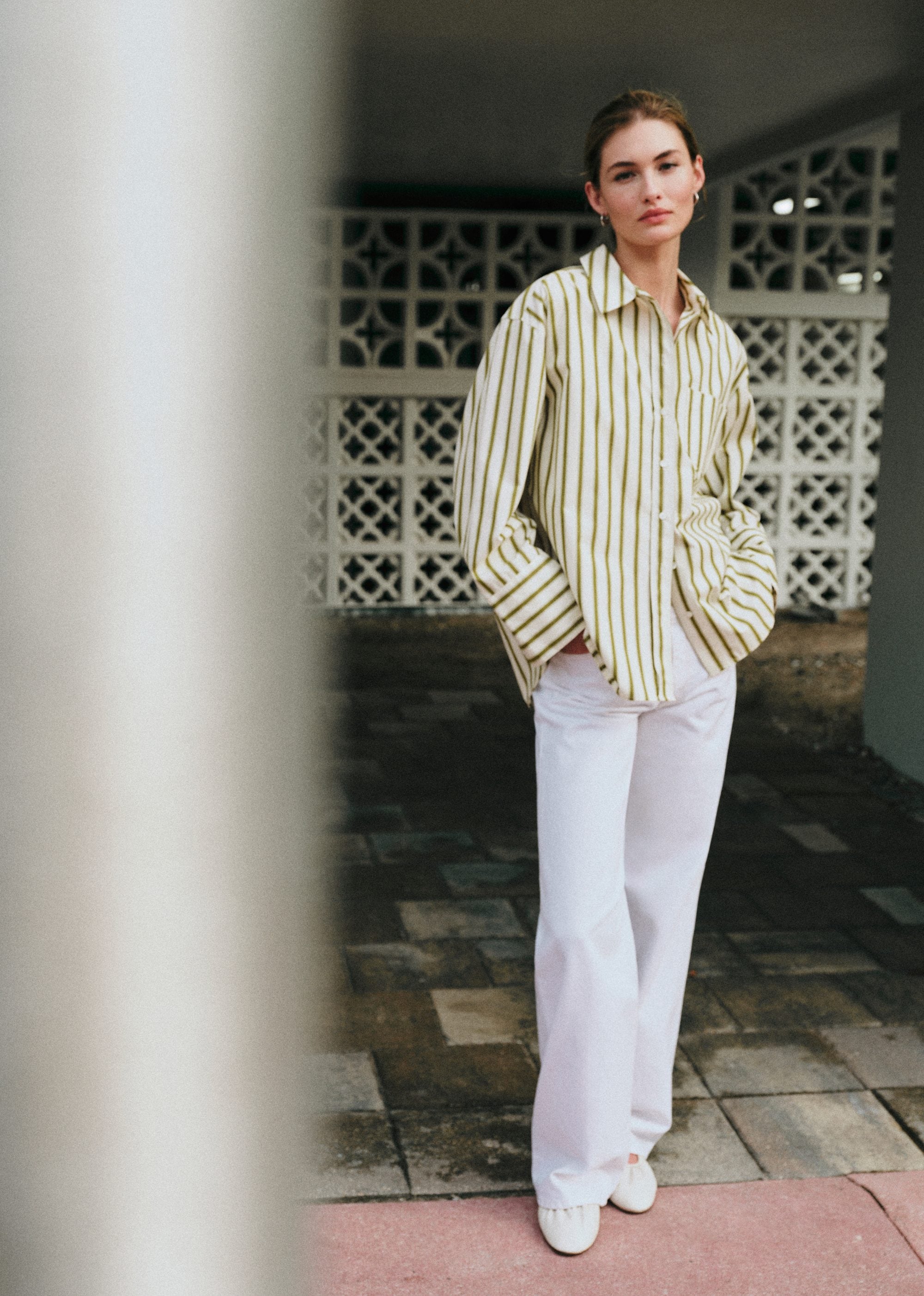 Camicia a righe con jeans total white Sézane