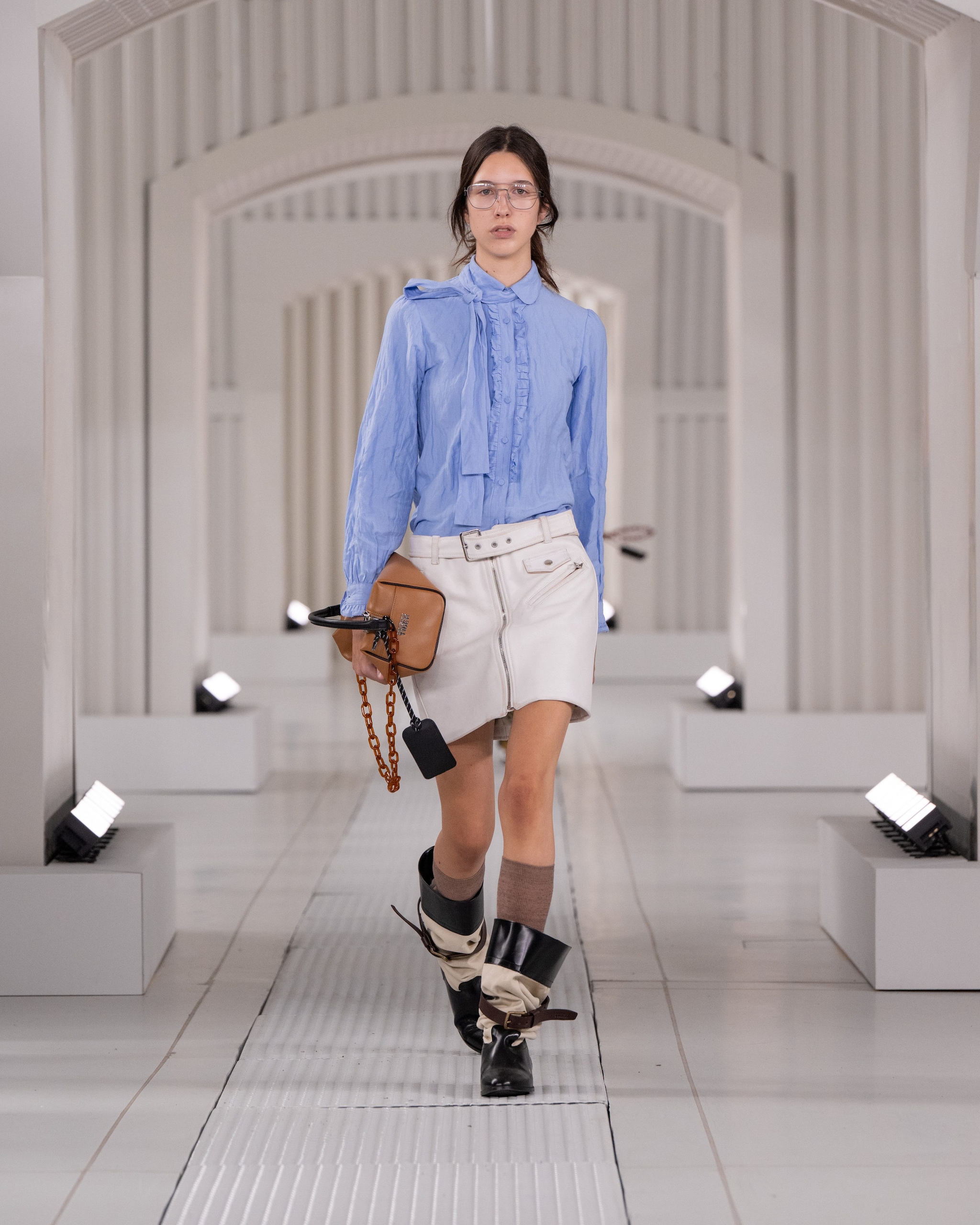 Il look con camicia e mini gonna di Onitsuka Tiger