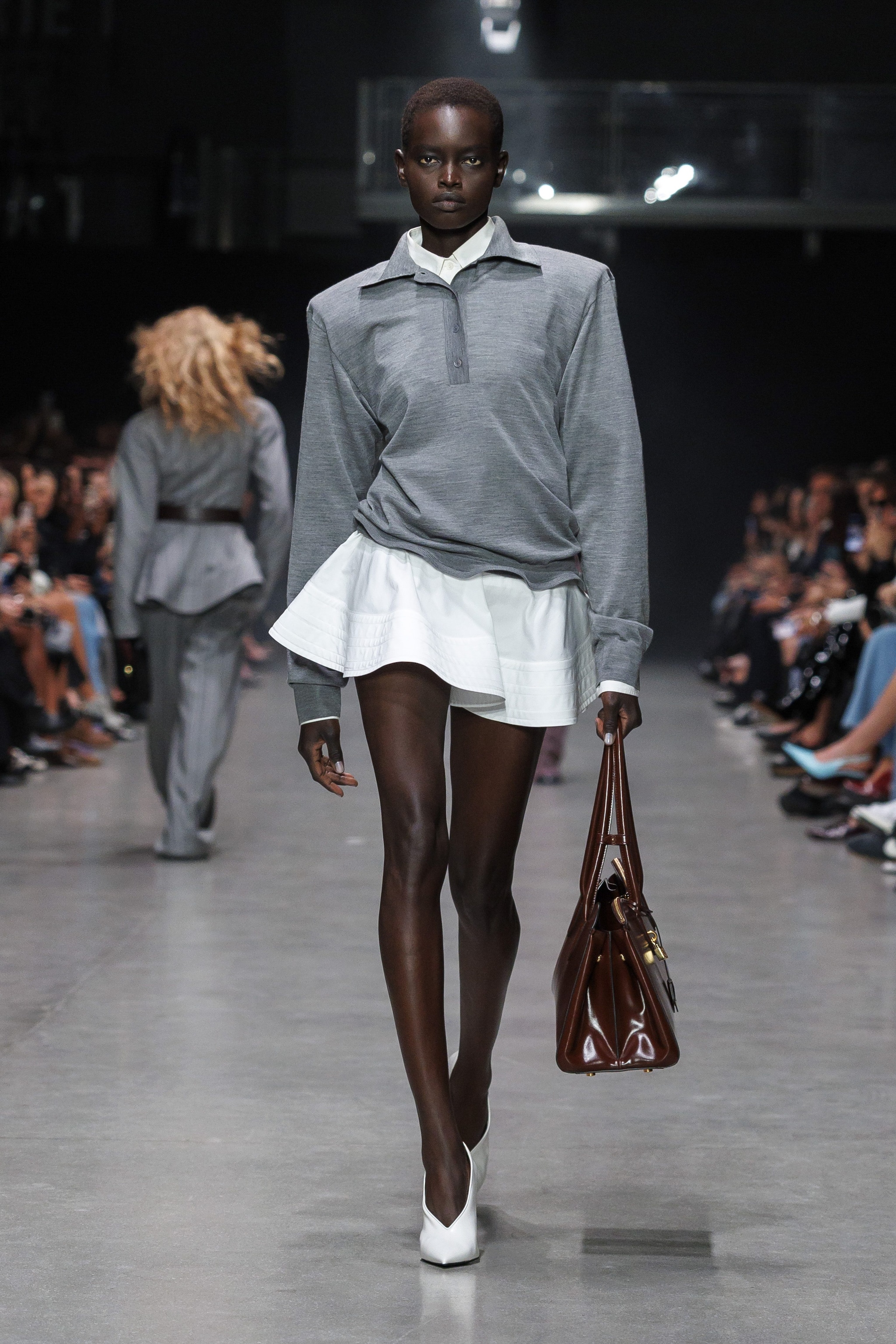 Camicia indossata sotto la polo nell’outfit di Stella McCartney