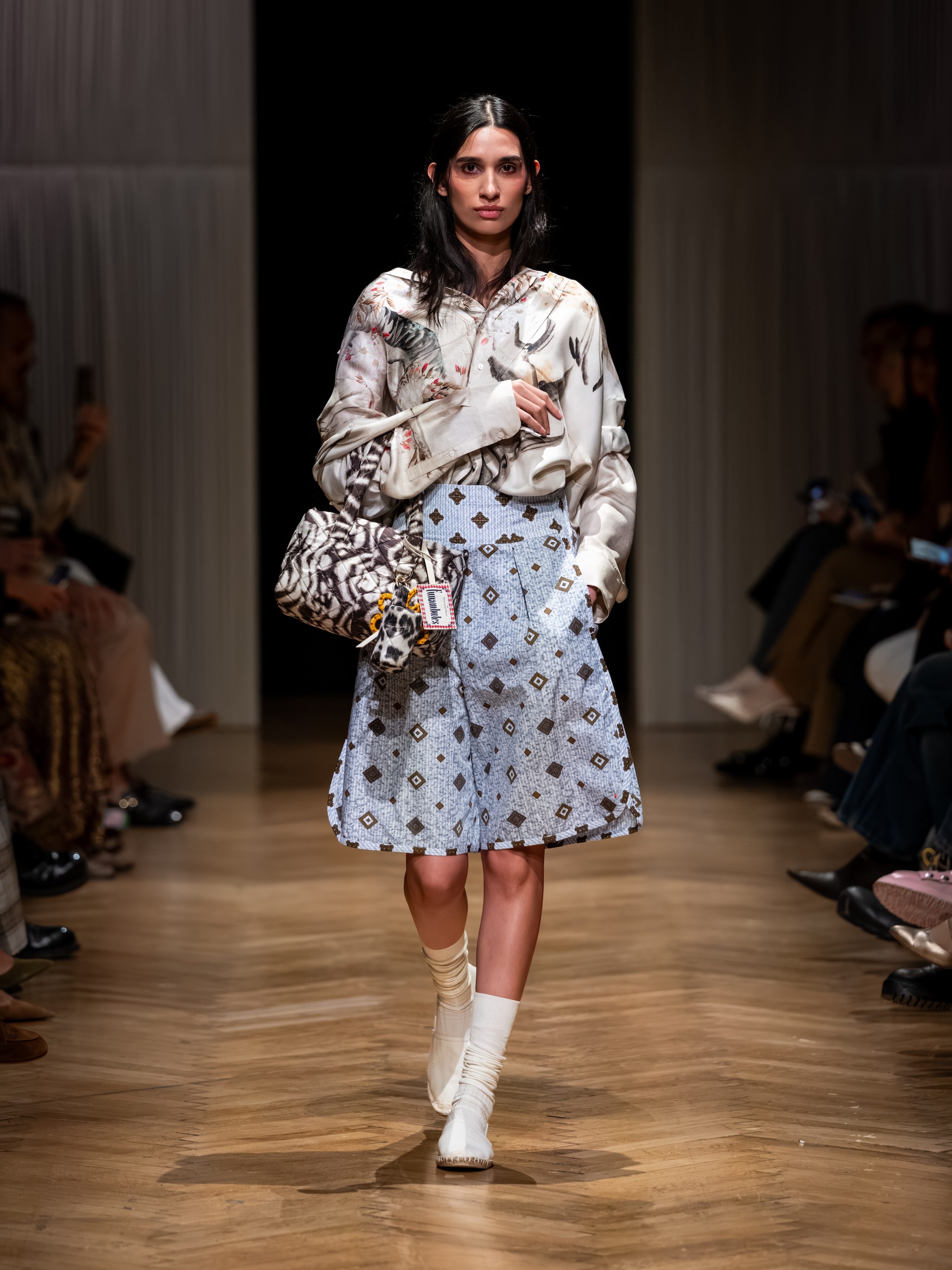 Stampe opposte abbinate nell’outfit primaverile di Pierre–Louis Mascia