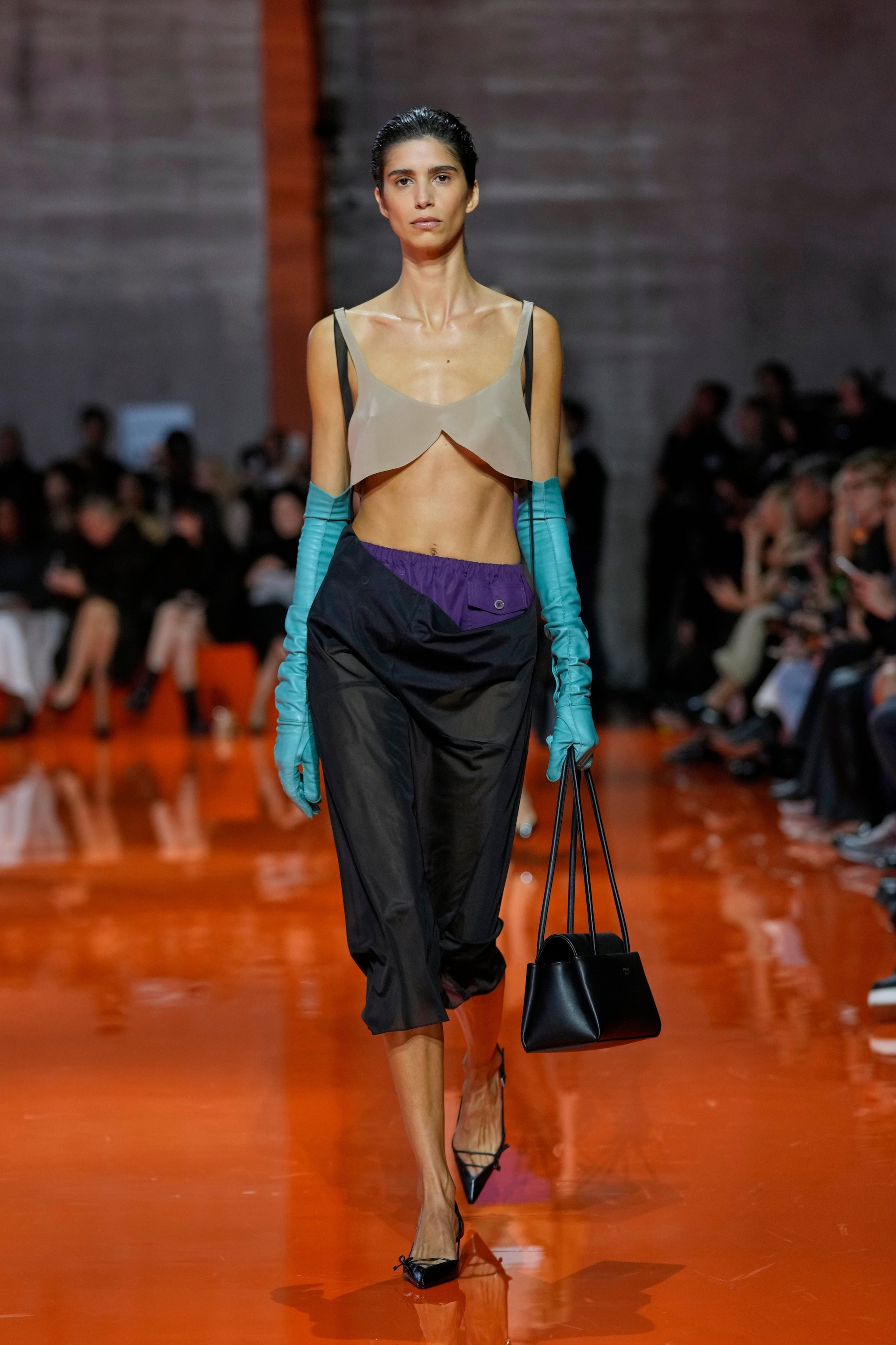 Un look dalla passerella Primavera/Estate 2026 di Prada