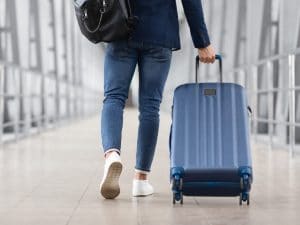 Aumenta il prezzo per i bagagli sui voli: fino a 75 euro per la cappelliera, più di 150 euro per una valigia in stiva