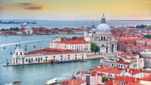 Venezia torna a pagamento: da oggi a luglio ticket di ingresso da 10 euro per i turisti