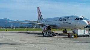 Dopo aver pagato il biglietto Volotea applica sovrapprezzo per il carburante: polemica su Fair Travel Promise