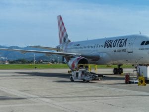 Dopo aver pagato il biglietto Volotea applica sovrapprezzo per il carburante: polemica su Fair Travel Promise