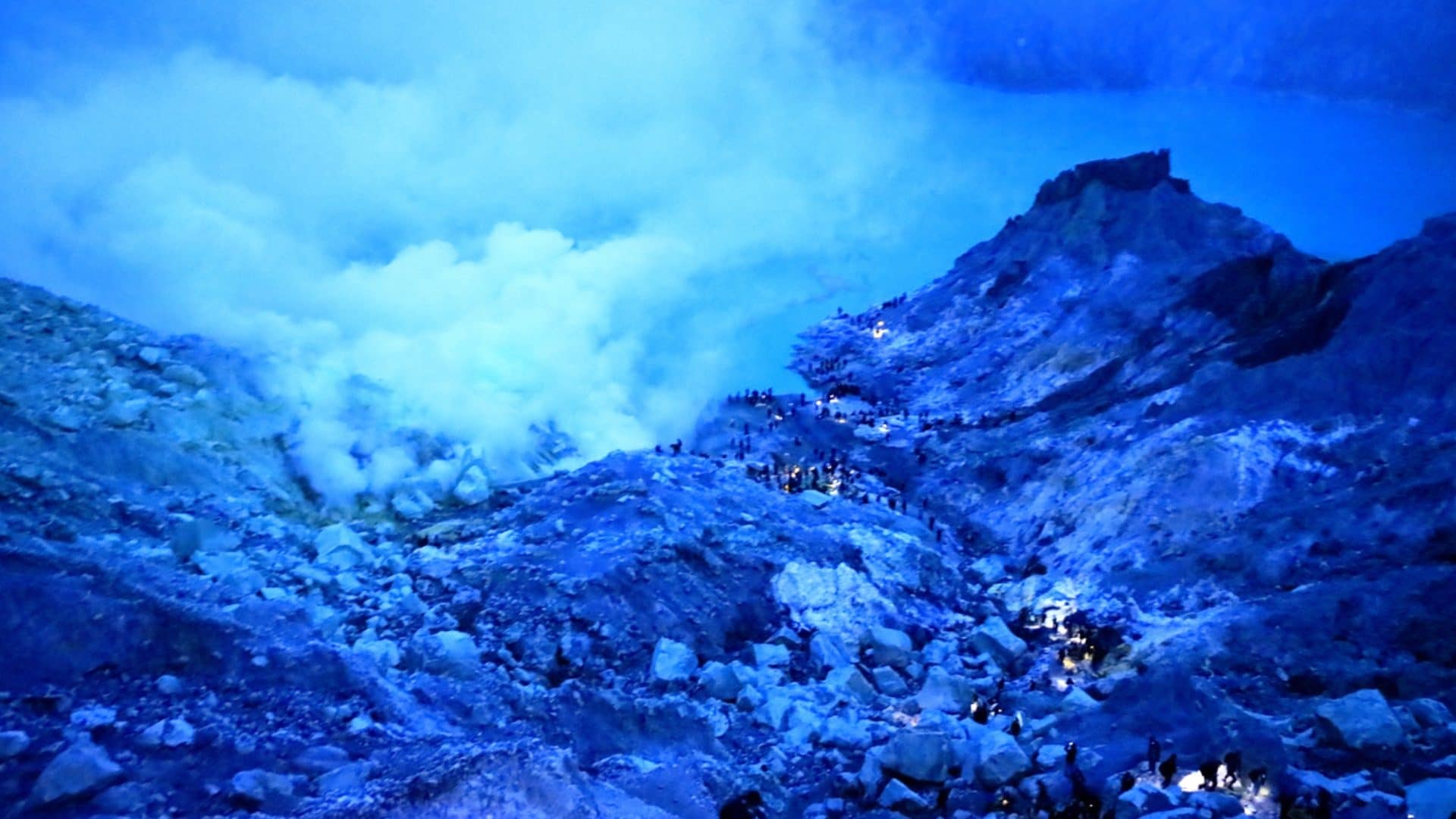 Kawah Ijen, il vulcano indonesiano che produce lava blu elettrico