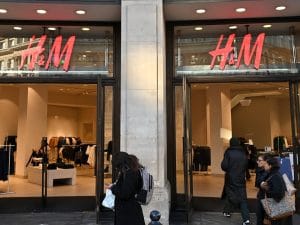 Perché H&M chiude 160 negozi, Barchiesi di Reputation Manager: “L’etica non basta, Zara ha un approccio più pragmatico”