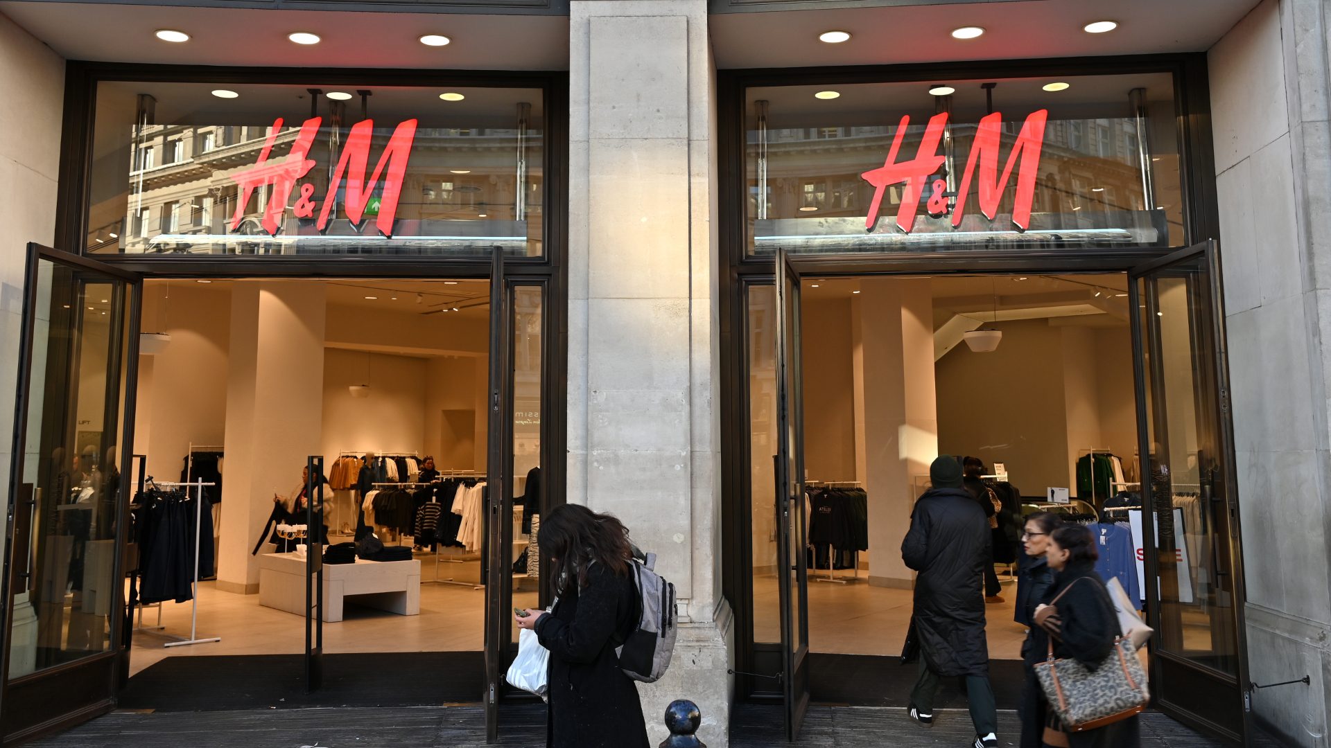 Perché H&M chiude 160 negozi, Barchiesi di Reputation Manager: "L'etica non basta, Zara ha un approccio più pragmatico"