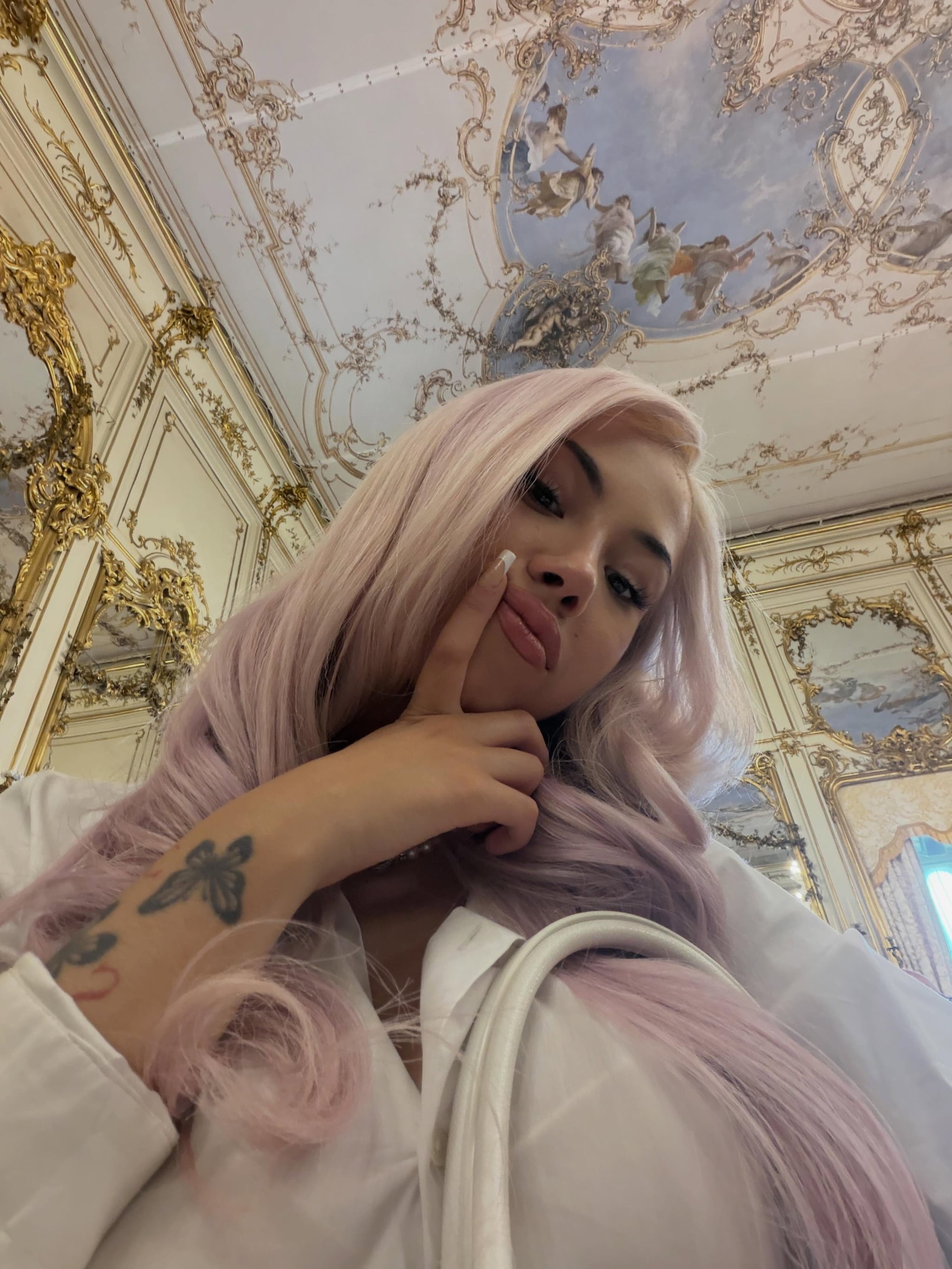 Anna Pepe con i capelli rosa