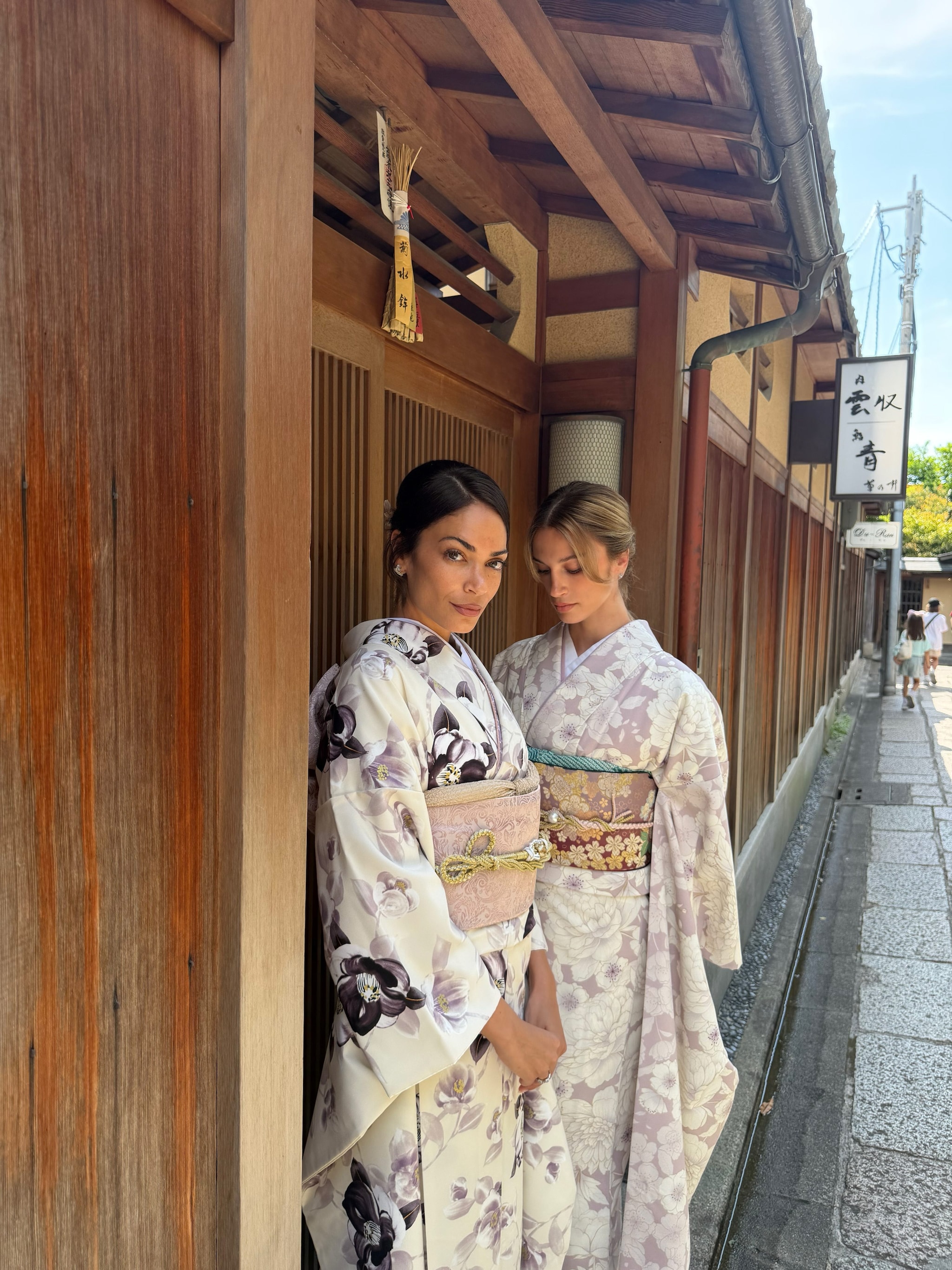Elodie e Franceska con i kimoni