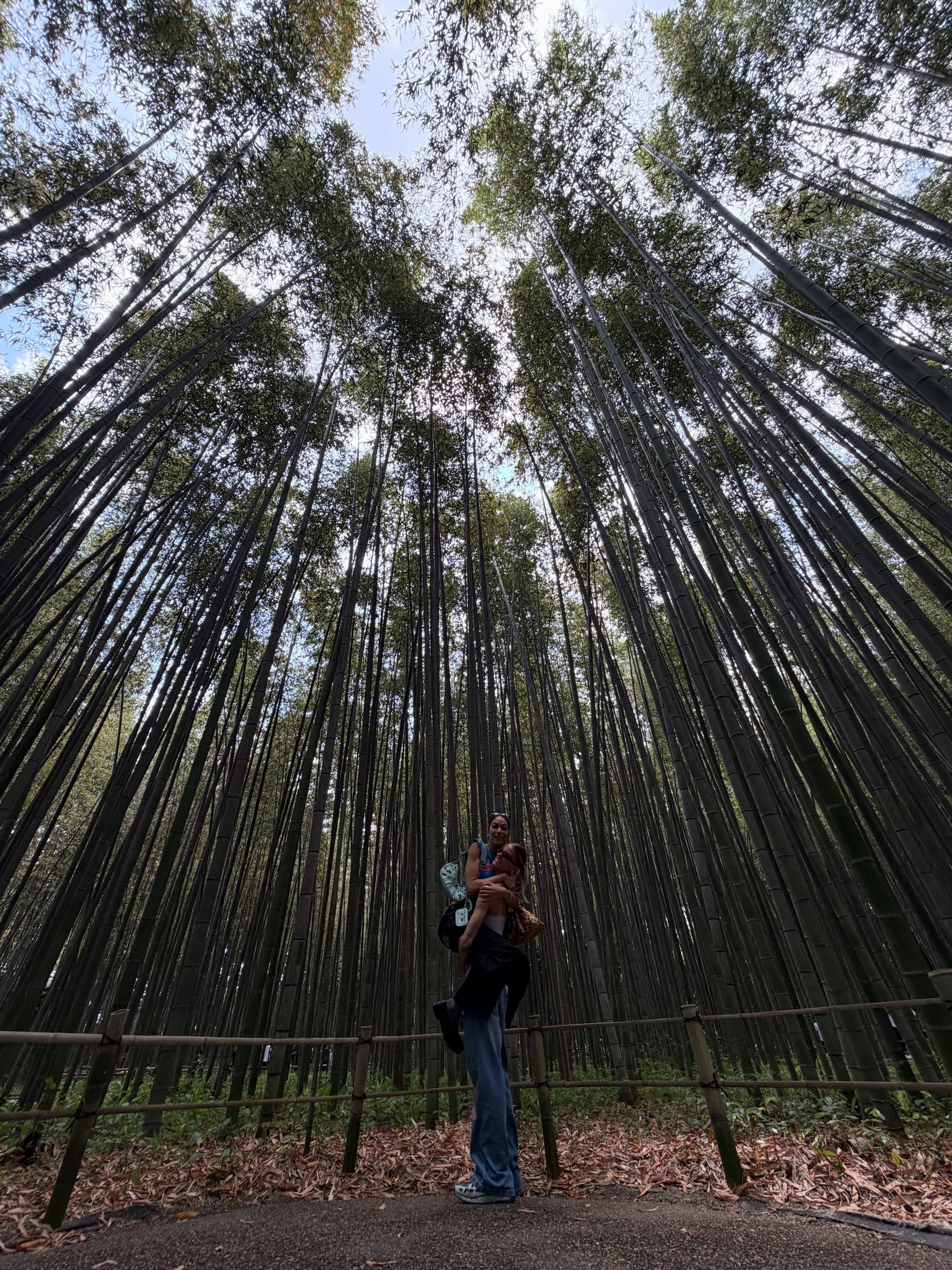 Elodie e Franceska nella foresta di bambù di Kyoto