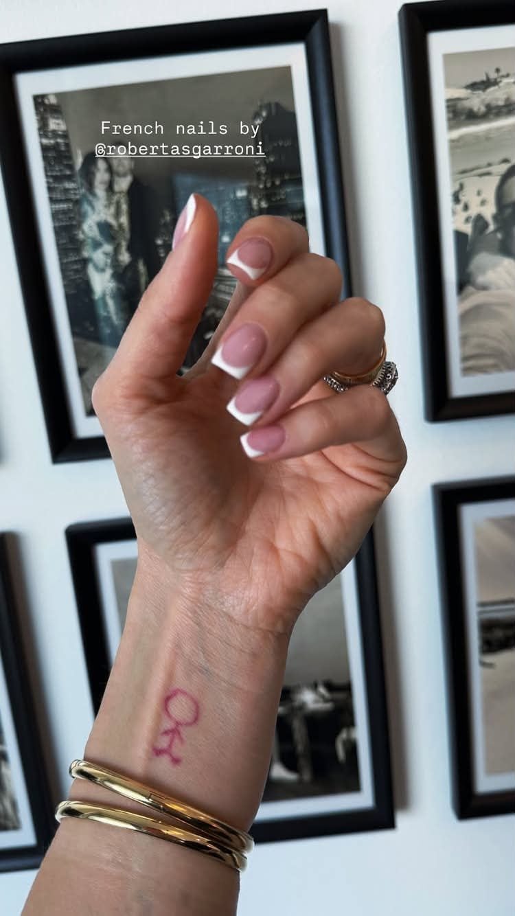 La french manicure di Ilary Blasi