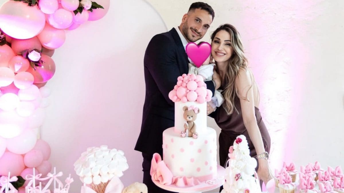 Anna Tatangelo con la figlia Beatrice e il compagno Giacomo Buttaroni