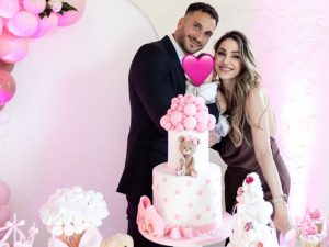 Il battesimo della figlia di Anna Tatangelo, Beatrice, è una festa in rosa con torta a due piani e orsetti