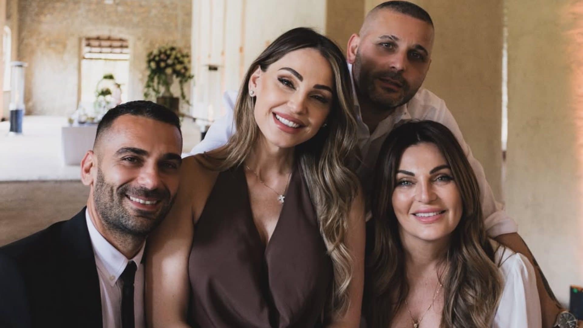 Anna Tatangelo insieme ai suoi famigliari al battesimo