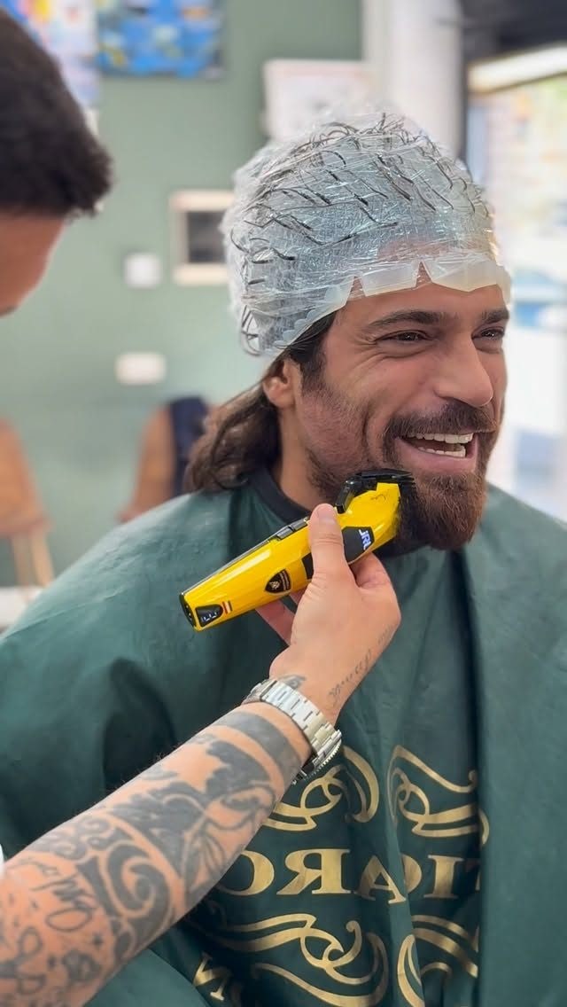 Can Yaman mentre taglia la barba