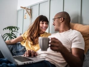 La regola del 2-2-2 che fa durare la coppia, lo psicologo Merigo spiega come pianificare il romanticismo