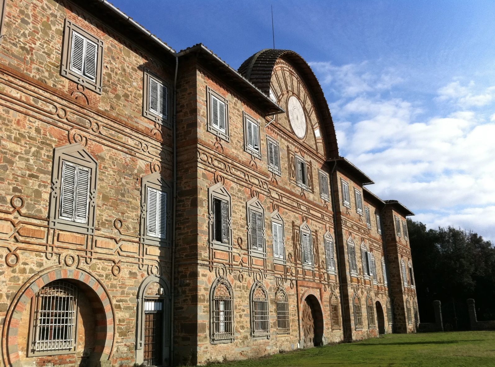 Facciata esterna del castello di Sammazzano