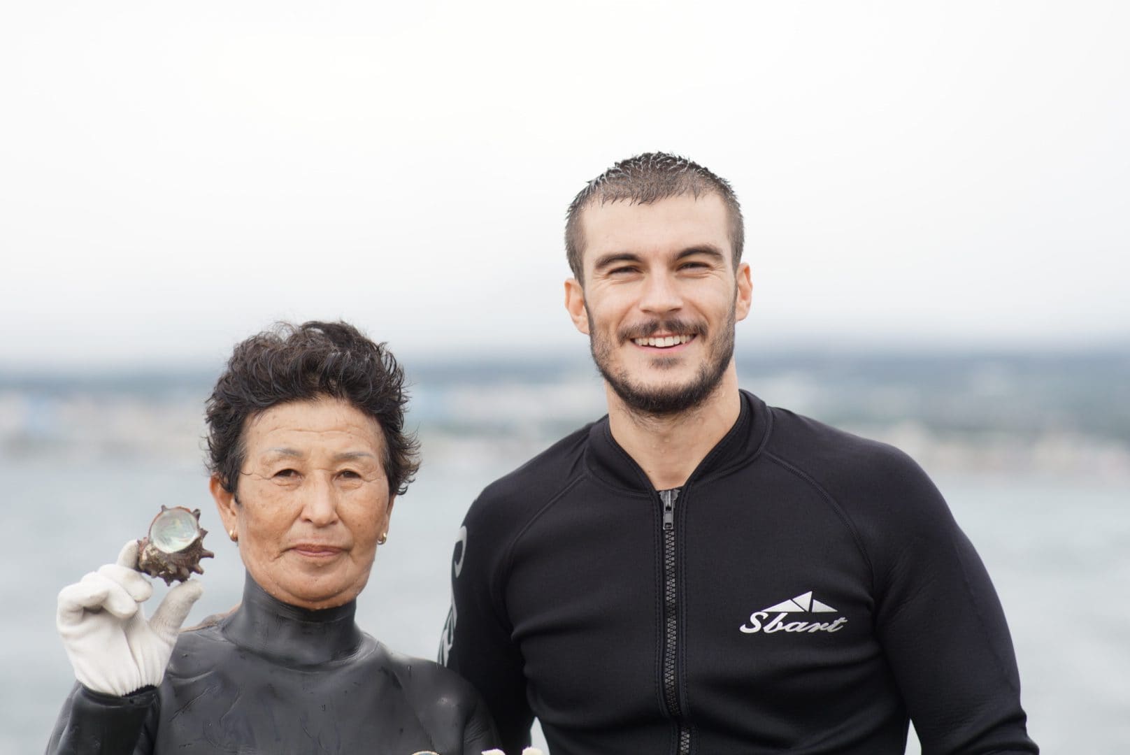 Francesco con una Haenyeo, le donne del mare