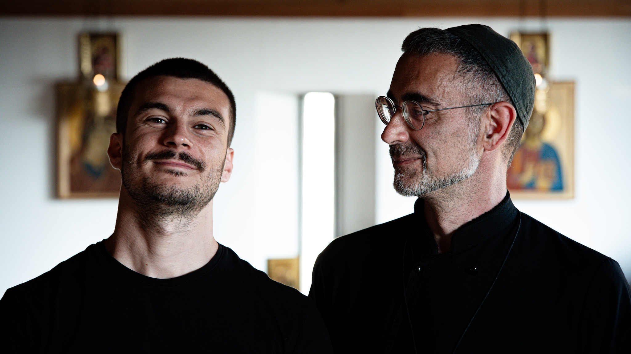 Francesco e Rafael, un prete eremita che vive tra le montagne