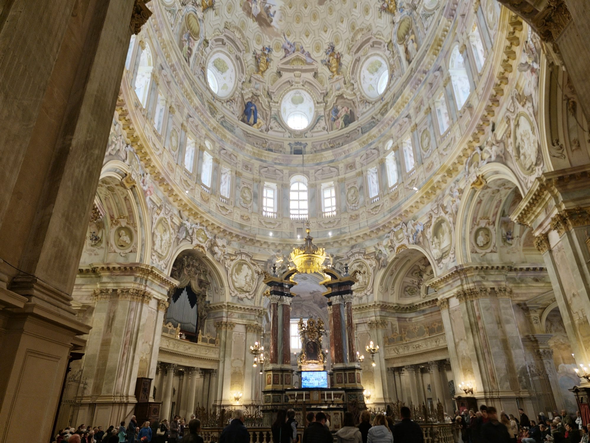 Gli interni del Santuario di Vicoforte
