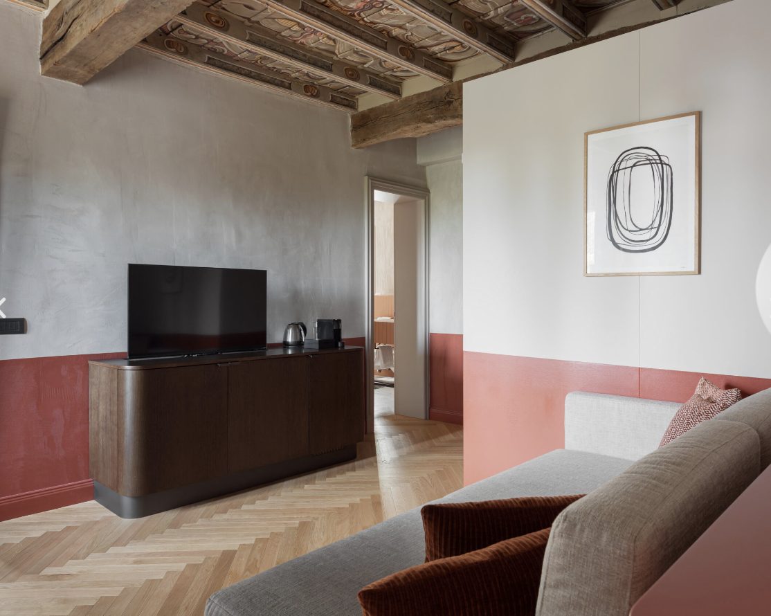 Gli interni di una delle senior suite al primo piano della tenuta