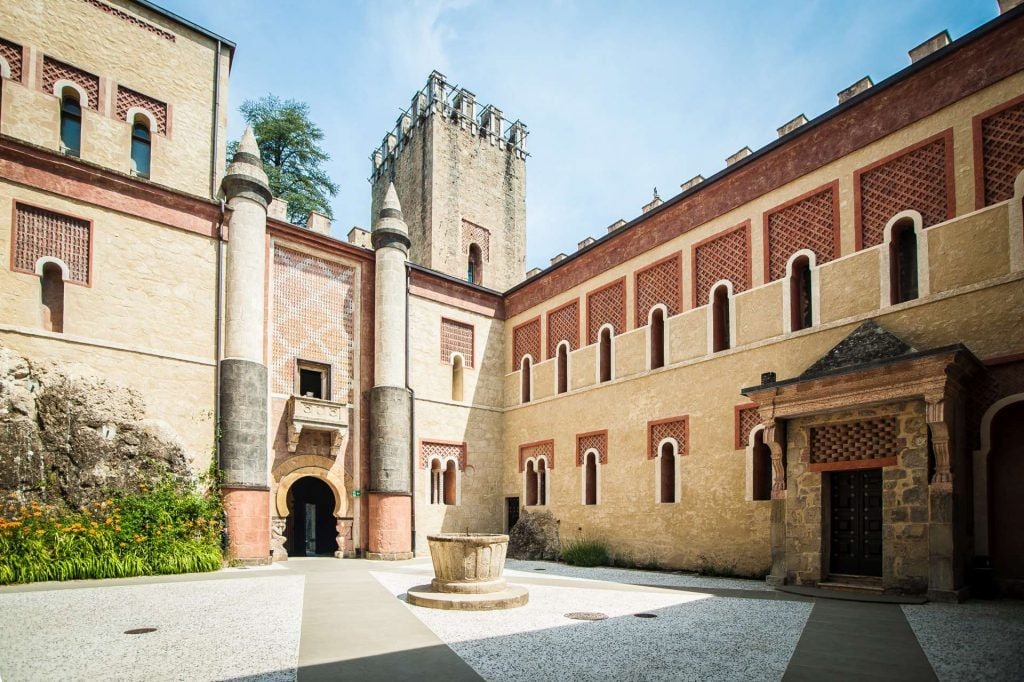 Il cortile della Rocchetta Mattei