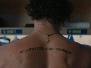 Il significato del tatuaggio di Garrett Graham, protagonista della serie del momento, Off Campus
