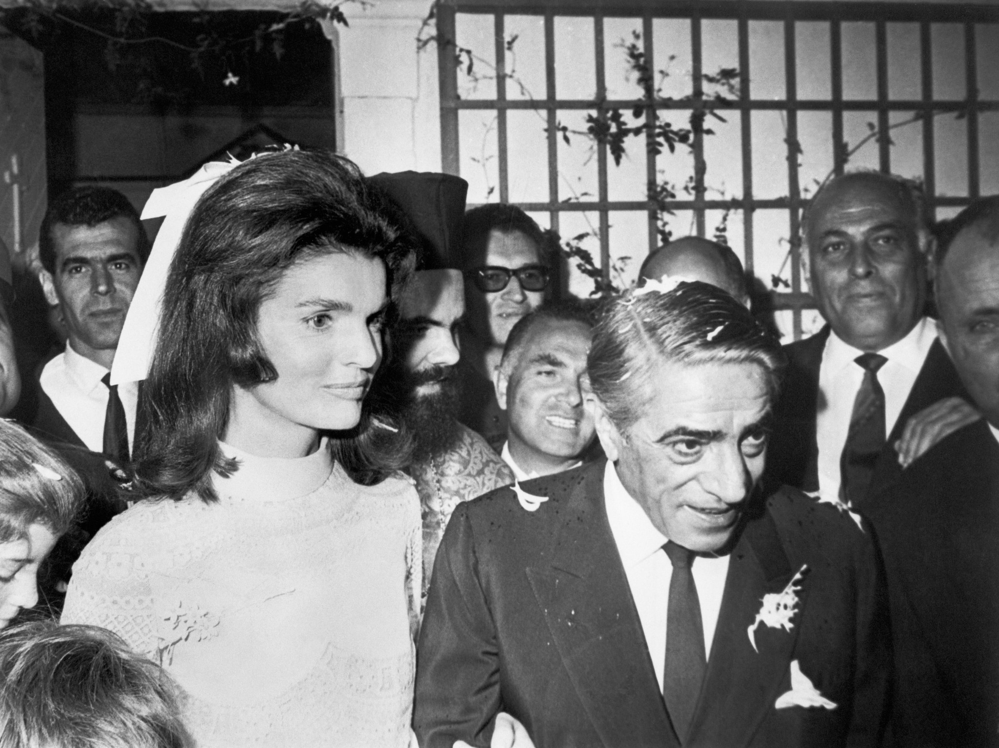 Jackie Kennedy e Aristotle Onassis lasciano la cappella del matrimonio a Skorpios