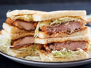 Dimentica il tramezzino, il Katsu-sando è il panino del momento: storia del piatto giapponese e dove mangiarlo