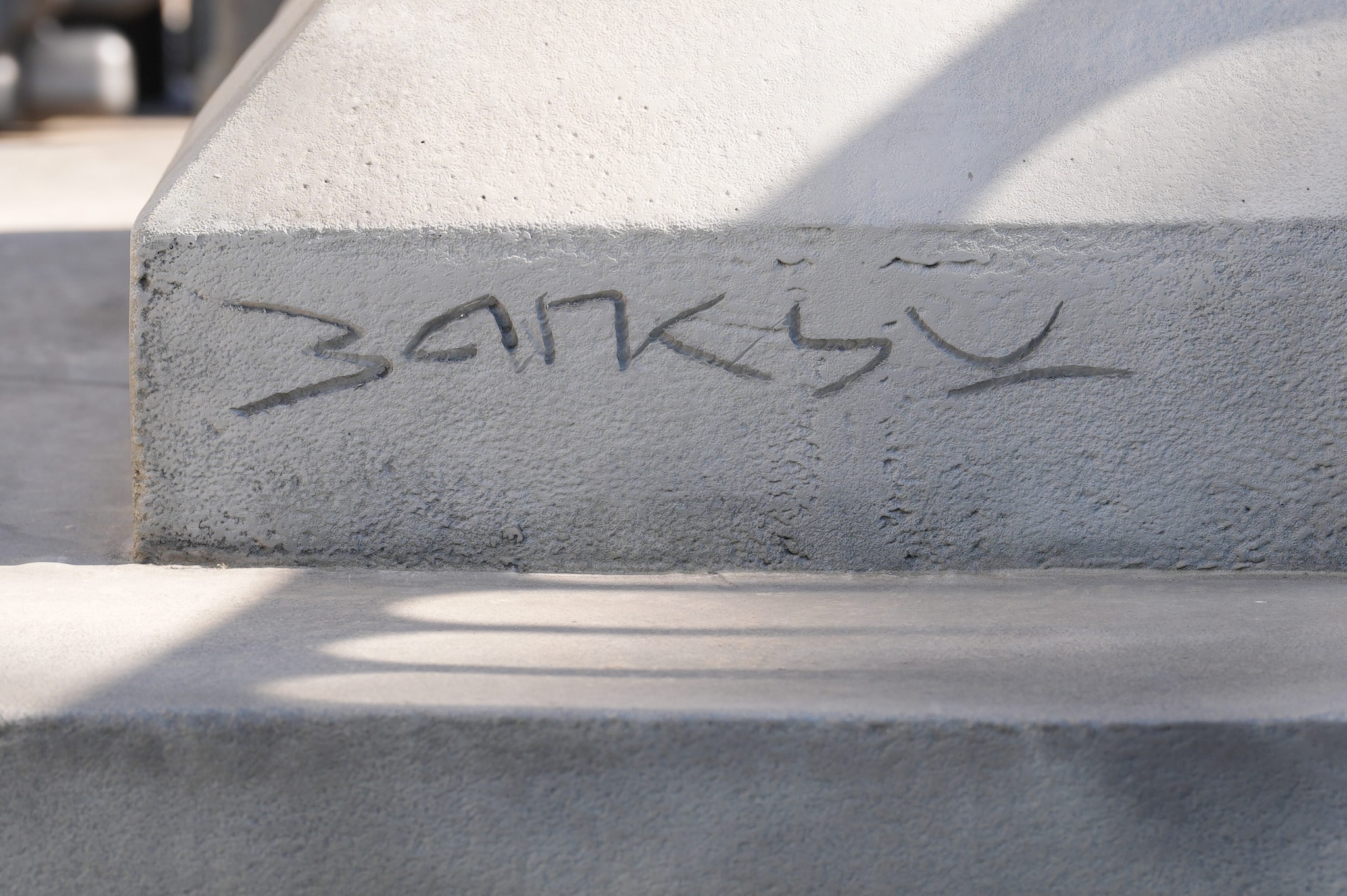 La firma di Banksy sul basamento