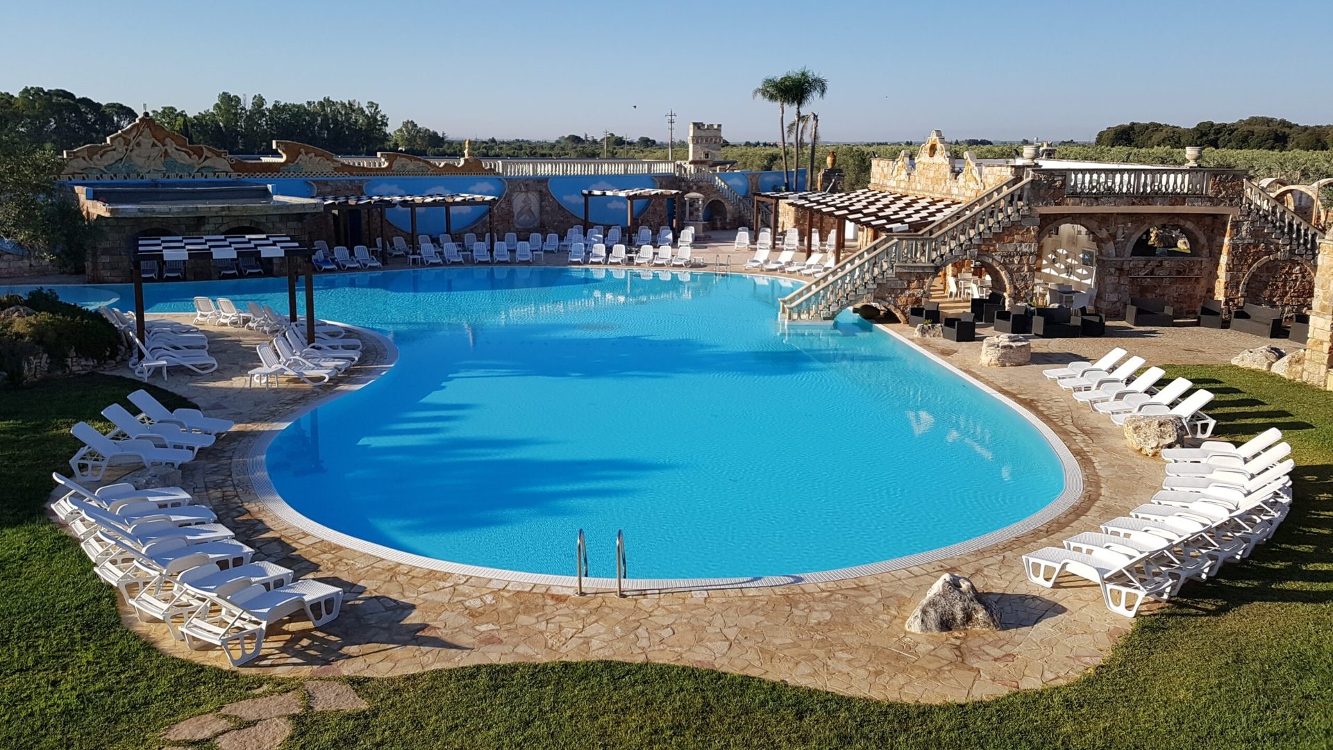 La piscina delle Tenute Carrisi, Puglia