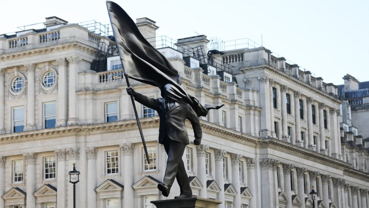 La scultura di Banksy apparsa in Waterloo Place a Londra