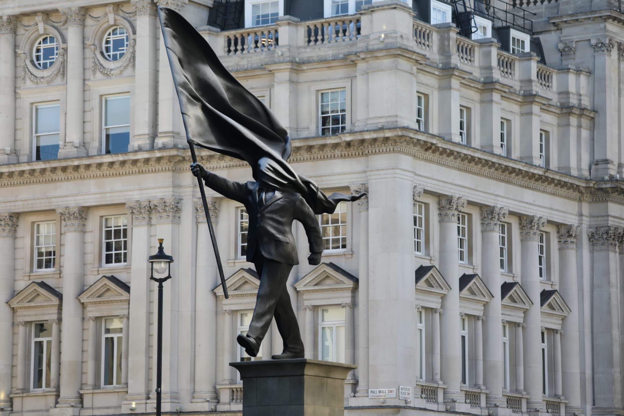 La scultura di Banksy
