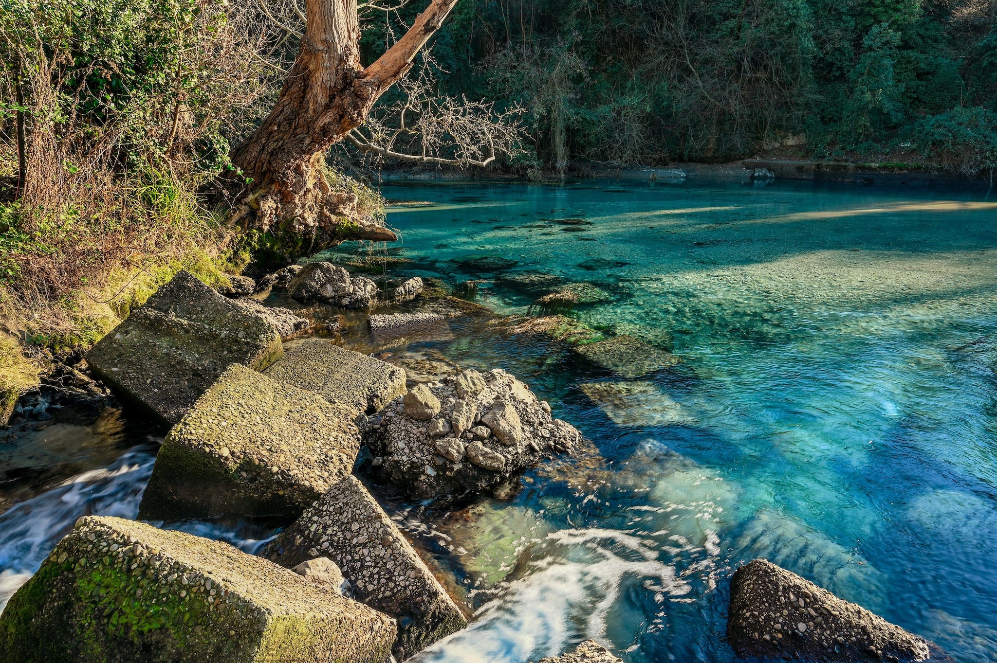 Le acque blu di Stifone sul fiume Nera