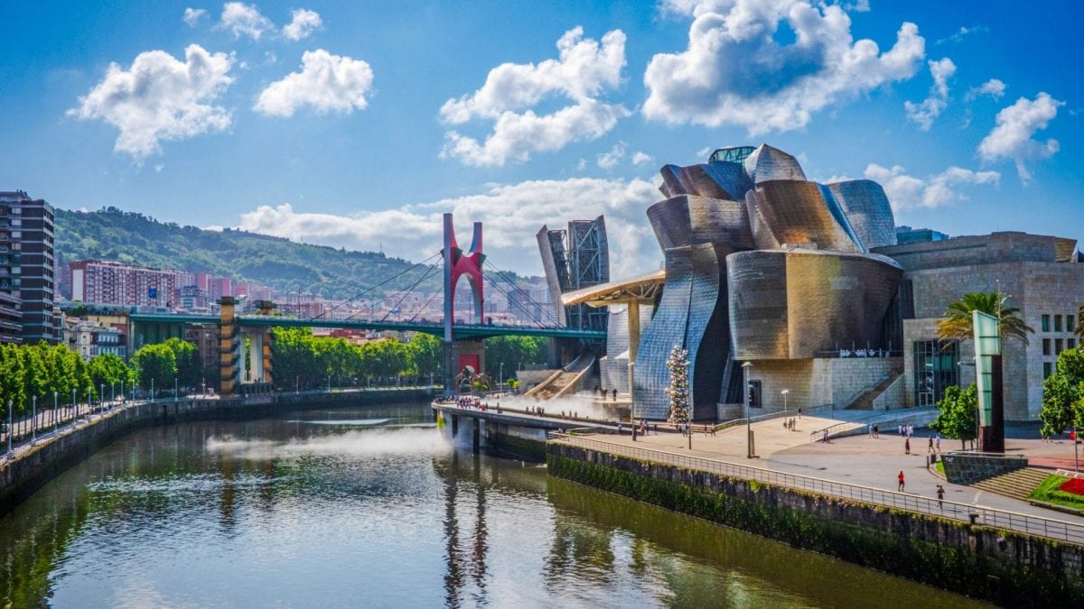 Museo Guggenheim e Arcos Rojos sul ponte La Salve a Bilbao, Spagna