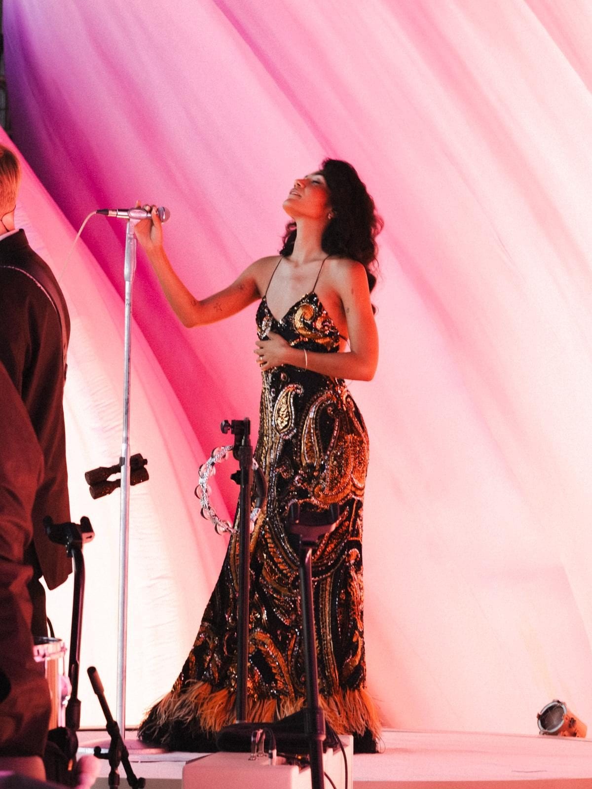Olivia Dean al concerto di Milano del 22 maggio 2026 in abito Etro