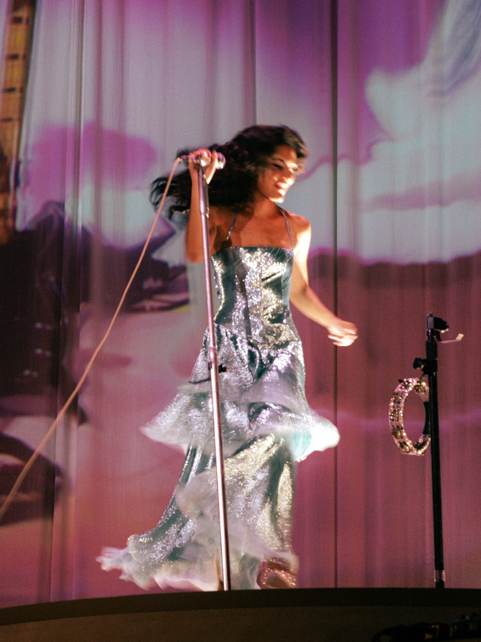 Olivia Dean durante il concerto a Londra dell’8 maggio in abito Burberry
