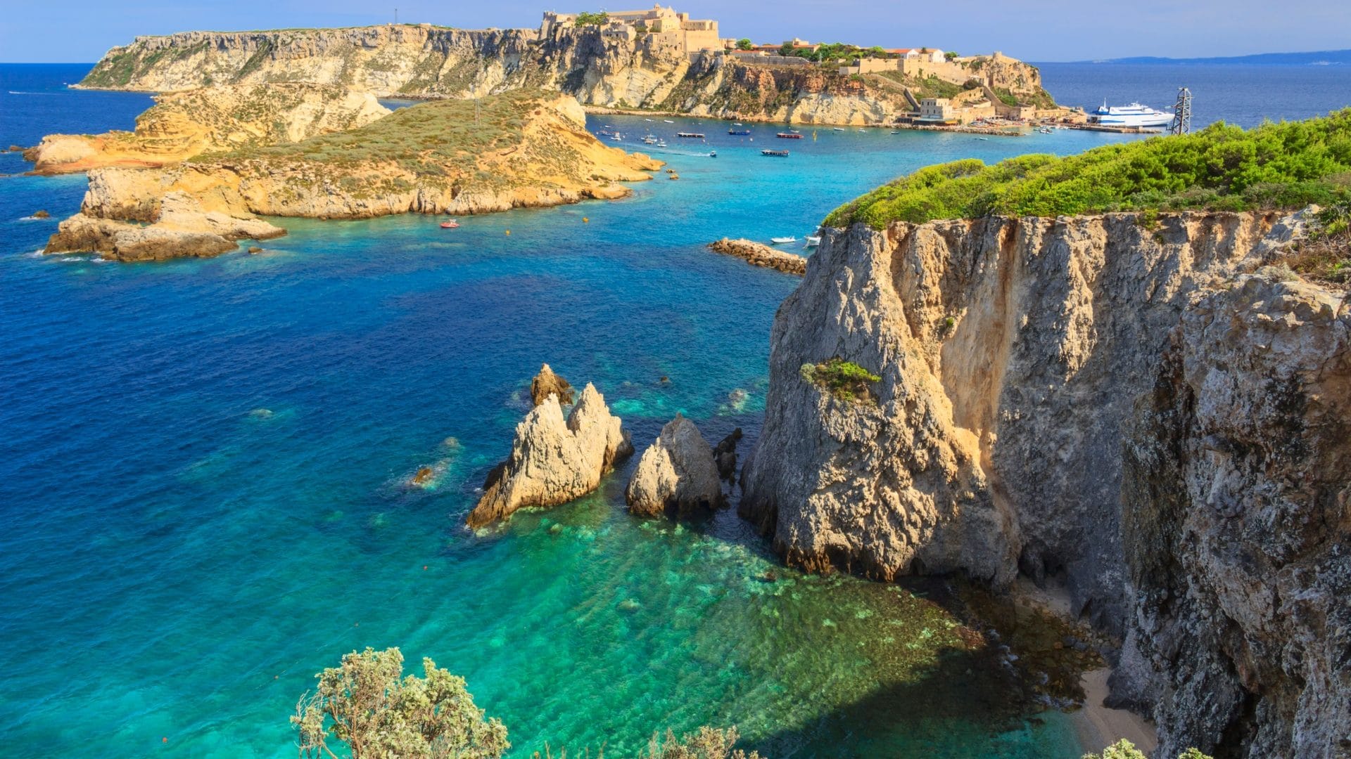 Le spiagge più belle Bandiera Blu 2026, quali visitare in Italia quest'estate tra Liguria, Calabria e Puglia