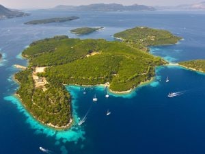 L’isola segreta dove si rifugiava Jackie Kennedy: storia della bellezza selvaggia di Skorpios, oggi resort privato