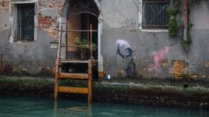 Banksy, terminato il restauro di The Migrant Child: il significato dell'opera che scosse Venezia nel 2019