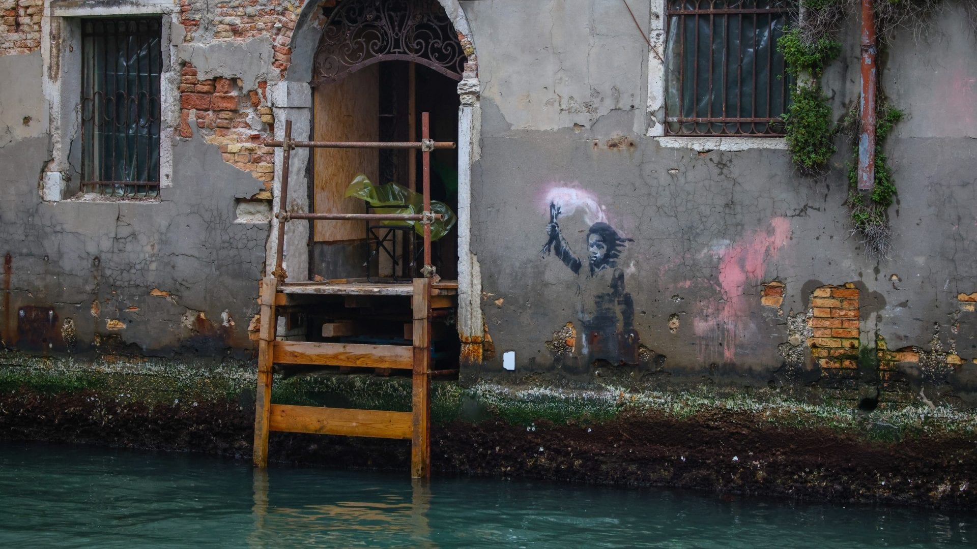 Banksy, terminato il restauro di The Migrant Child: il significato dell'opera che scosse Venezia nel 2019